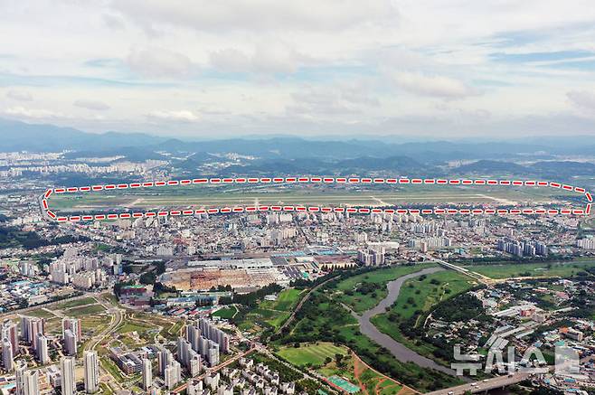 [전남광주=뉴시스] 삼성전자와 SK하이닉스가 총 800조원을 투자하는 서남권 반도체 팹(Fab·생산공장) 4기 건설 입지로 광주 군공항 부지가 최종 확정된 가운데 7일 오후 전남광주 광산구 상공에서 바라본 광주 군공항 부지(점선 내부)의 모습. (사진=뉴시스 DB). photo@newsis.com
