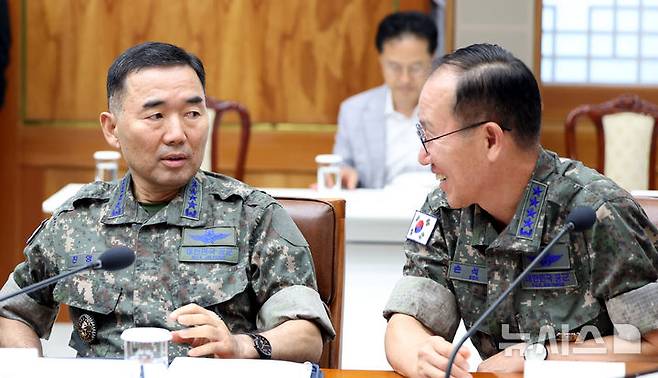 [서울=뉴시스] 조성봉 기자 = 진영승 합참 의장과 손석락 공군 참모총장이 10일 청와대에서 열린 메가프로젝트 2차 민관합동 점검회의에 앞서 대화를 하고 있다. 2026.08.10. suncho21@newsis.com