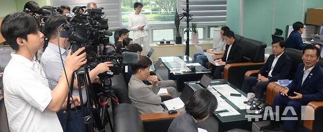 [전주=뉴시스] 김얼 기자 = 정청래(오른쪽) 더불어민주당 당대표 후보가 10일 전북 전주시 전북특별자치도의회 기자실을 방문해 기자간담회를 갖고 질의에 답변하고 있다. 2026.08.10. pmkeul@newsis.com