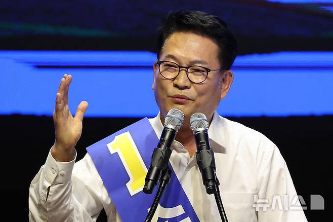 [대구=뉴시스] 이무열 기자 = 송영길 더불어민주당 당대표 후보가 지난 9일 대구 호텔인터불고 엑스코 그랜드볼룸에서 열린 대구·경북 당대표 및 최고위원 후보자 합동연설회에서 정견발표를 하고 있다. 2026.08.09. lmy@newsis.com