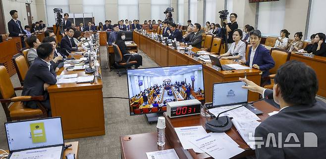 [서울=뉴시스] 정병혁 기자 = 10일 서울 여의도 국회에서  제9회전국동시지방선거투표용지부족사태등국민참정권침해진상규명및선거관리개혁을위한국정조사특별위원회 3차 청문회가 열리고 있다. 2026.08.10. jhope@newsis.com
