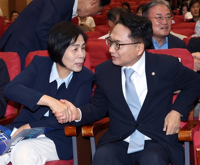 더불어민주당 최민희 최고위원 후보(왼쪽)와 박선원 최고위원 후보가 5일 국회 의원회관에서 열린 시민 참여형 민주주의 커뮤니티 ‘모두의 민주’ 창립식에서 인사를 나누고 있다. 2026.8.5 연합뉴스