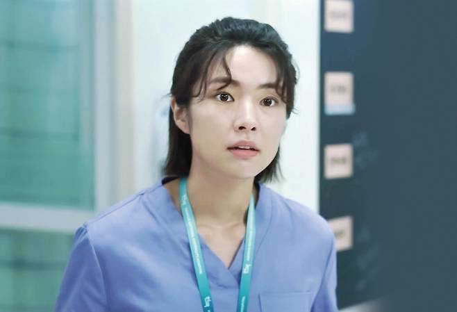 최근 4대째 의사 집안 내력을 자랑했다 증조부의 친일 행적 논란과 마주한 배우 하영. tvN 제공