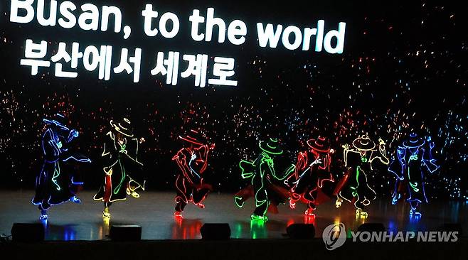 춤으로 펼친 '지식의 빛' (부산=연합뉴스) 강선배 기자 = 10일 부산 해운대구 벡스코 오디토리움에서 열린 '2026 부산 세계도서관정보대회' 개회식에서 생동감 크루가 '지식의 빛, 세계를 움직이다'를 주제로 공연을 펼치고 있다. 2026.8.10 sbkang@yna.co.kr