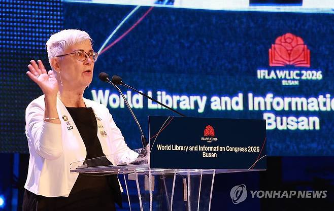 환영사 하는 레슬리 위어 IFLA 회장 (부산=연합뉴스) 강선배 기자 = 레슬리 위어(Leslie Weir) IFLA 회장이 10일 부산 해운대구 벡스코 오디토리움에서 열린 '2026 부산 세계도서관정보대회' 개회식에서 환영사를 하고 있다. 2026.8.10 sbkang@yna.co.kr