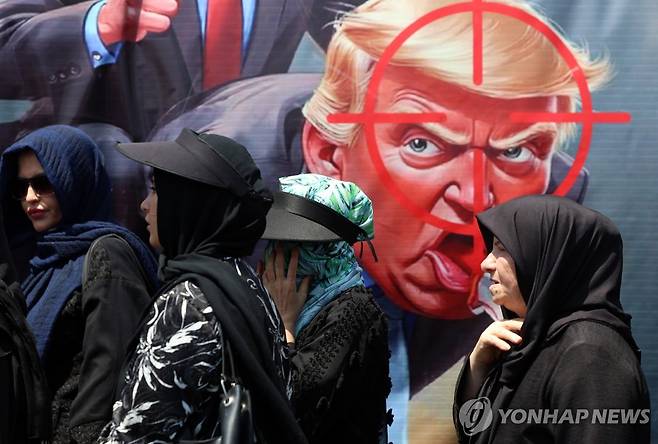 트럼프 비난 반미 선전 벽화 앞을 지나는 테헤란 시민들 [EPA=연합뉴스. 재판매 및 DB금지 NO Access Israel Media/Persian Language TV Stations Outside Iran/Strictly No Access BBC Persian/VOA Persian/Manoto TV/Iran International TV. (As mandated by Iran's Directorate General for Foreign Media) -- RESTRICTIONS: ISRAEL OUT - NO ACCESS ISRAEL MEDIA/PERSIAN LANGUAGE TV STATIONS OUTSIDE IRAN/STRICTLY NO ACCESS BBC PERSIAN/VOA PERSIAN/MANOTO TV/IRAN INTERNATIONAL TV]
