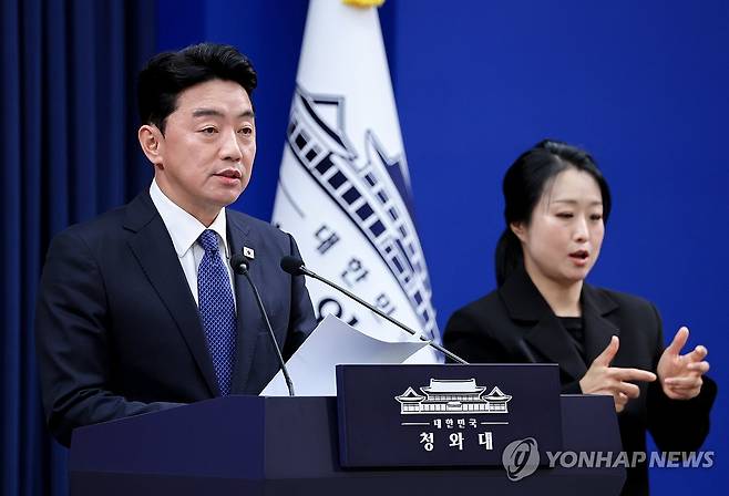 강훈식 비서실장, 메가프로젝트 2차 점검회의 결과 브리핑 (서울=연합뉴스) 김도훈 기자 = 강훈식 비서실장이 10일 청와대 춘추관에서 이날 열린 메가프로젝트 민관합동 제2차 점검회의 결과 브리핑을 하고 있다. 2026.8.10 superdoo82@yna.co.kr
