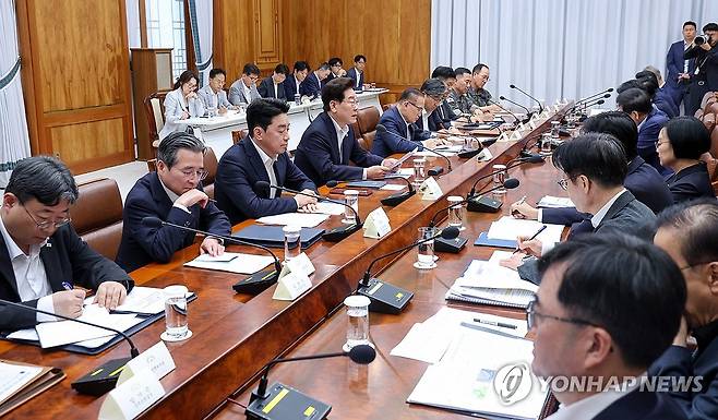 이재명 대통령, 메가프로젝트 2차 회의 주재 (서울=연합뉴스) 한상균 기자 = 이재명 대통령이 10일 청와대에서 메가프로젝트 민관합동 제2차 점검회의를 주재하고 있다. 2026.8.10 [청와대통신사진기자단] xyz@yna.co.kr