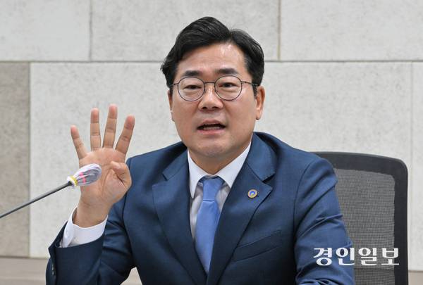 박찬대 인천시장이 지난 16일 오전 인천시청 영상회의실에서 열린 언론사 합동인터뷰에서 민선9기 시정운영과 관련해 설명을 하고 있다. 2026.7.16 /조재현기자 jhc@kyeongin.com