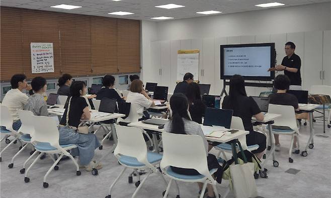 충주시의 '충주愛 AI 크리에이터 실험실'에 참여한 시민들이 생성형 AI와 데이터 활용 교육을 받고 있다.(사진=충주시 제공)