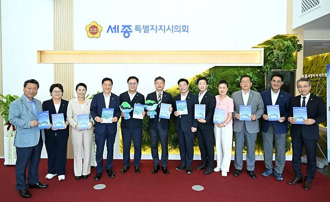 송형곤 전남광주통합특별시의회 의장 등이 전국 시도의회를 순회하며 여수세계섬박람회에 홍보에 나섰다. 사진은 지난 7월 30일 세종시의회 방문 후 기념촬영. /제공=전남광주시의회