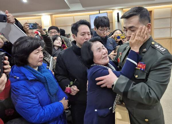 해병대 채수근 상병 순직 사건과 관련해 항명과 상관명예훼손 혐의로 기소된 박정훈 전 해병대 수사단장(대령)이 9일 오전 서울 용산구 국방부 군사법원에서 열린 1심 선고 공판에서 무죄를 선고 받은 뒤 어머니 김봉순씨와 기쁨을 나누고 있다. 2025.1.9 연합뉴스 자료사진