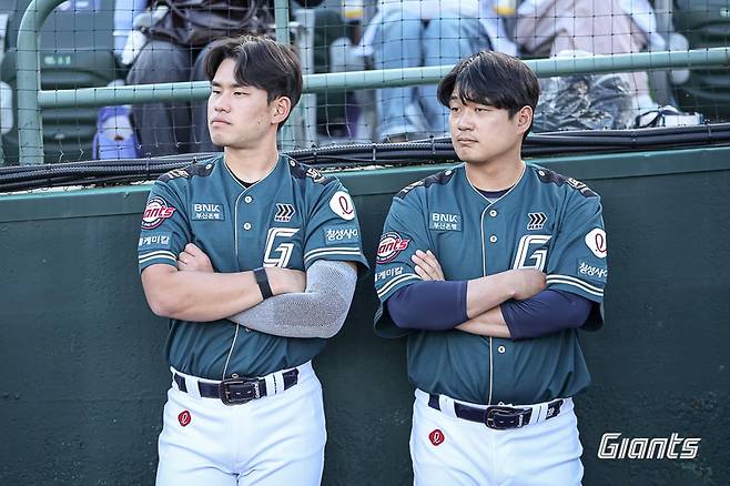 출처:롯데 자이언츠 / 지난 6월 5일 열린 밀리터리 행사에서 특별 유니폼을 착용한 롯데 자이언츠 김진욱(왼쪽)과 나균안