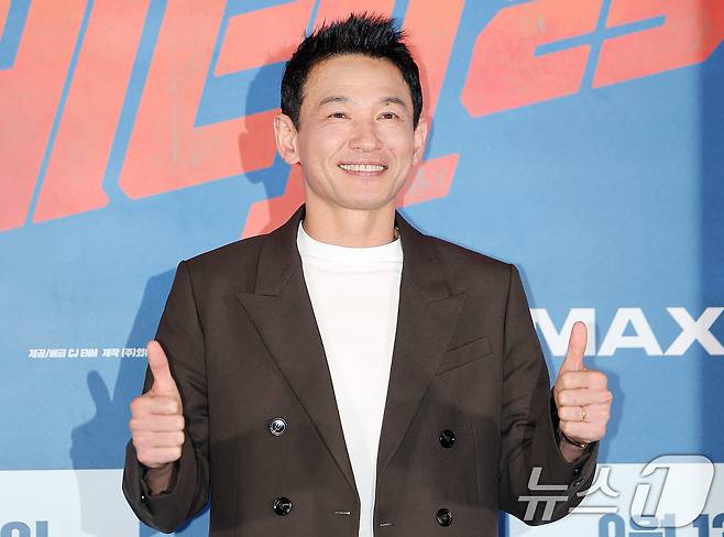 배우 황정민이 9일 오후 서울 용산구 아이파크몰 CGV에서 열린 영화 '베테랑2' 기자간담회에서 포즈를 취하고 있다. '베테랑2'는 나쁜 놈은 끝까지 잡는 베테랑 서도철 형사(황정민 분)의 강력범죄수사대에 막내 형사 박선우(정해인 분)가 합류하면서 세상을 떠들썩하게 한 연쇄살인범을 쫓는 액션범죄수사극으로 오는 13일 개봉한다. 2024.9.9 ⓒ 뉴스1 김진환 기자