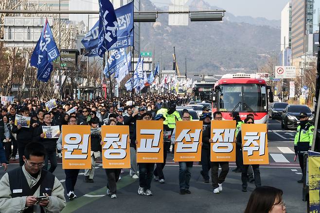민노총 관계자들이 지난 3월 10일 오후 서울 종로구 세종대로에서 열린 원청교섭 쟁취 투쟁 대회를 마치고 행진하고 있다. /박성원 기자
