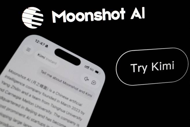 <YONHAP PHOTO-4498> FILE PHOTO: FILE PHOTO: The logo of Chinese company Moonshot AI is displayed alongside its Kimi app on a mobile phone, in this illustration picture taken July 24, 2026. REUTERS/Florence Lo/Illustration/File Photo/File Photo/2026-07-31 15:09:50/<저작권자 ⓒ 1980-2026 ㈜연합뉴스. 무단 전재 재배포 금지, AI 학습 및 활용 금지>