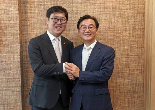 최휘영 문화체육관광부 장관(왼쪽)과 전재수 부산시장이 10일 부산에서 열린 오찬 간담회에 앞서 기념촬영을 하고 있다. 두 사람은 이날 문화·체육·관광 분야 주요 현안과 정책 협력 방안을 논의했다. 문화체육관광부 제공