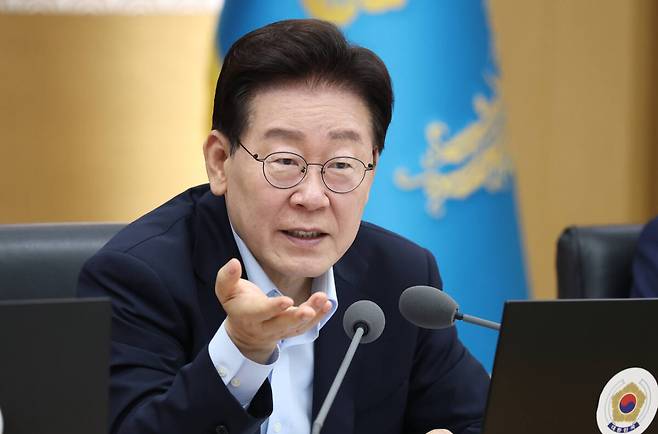 이재명 대통령이 11일 정부세종청사에서 국무회의를 주재하며 발언하고 있다. 연합뉴스