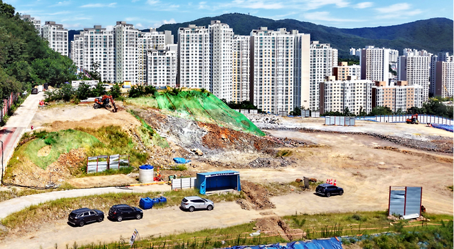 5년 전 사전청약 당시 정부가 제시했던 분양가보다 50% 뛰고 입주는 5년 가까이 늦어져 사전청약자 반발이 커지고 있는 경기 성남 복정2지구 신혼희망타운 전경. [김호영 기자]