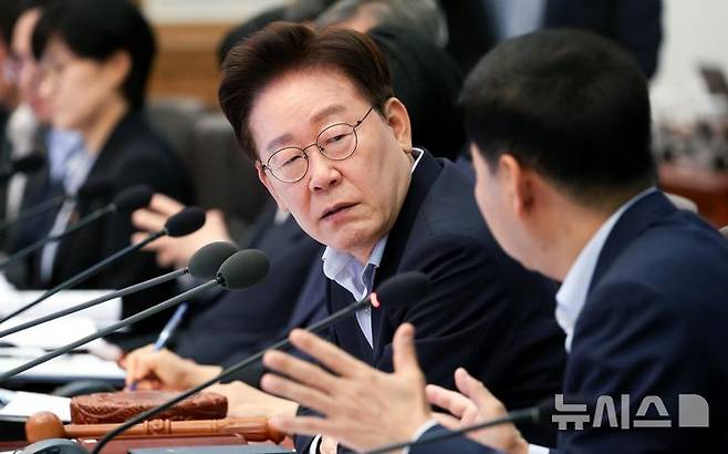 [서울=뉴시스] 김진아 기자 = 사진은 이재명 대통령이 지난달 21일 청와대에서 열린 국무회의에서 구윤철 경제부총리 겸 재정경제부 장관의 발언을 경청하고 있는 모습. (청와대통신사진기자단) 2026.07.21. bluesoda@newsis.com