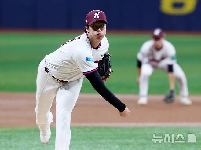 [서울=뉴시스] 김진아 기자 = 14일 서울 구로구 고척스카이돔에서 열린 2026 KBO 리그 한화 이글스와 키움 히어로즈의 경기, 키움 선발 안우진이 역투하고 있다. 2026.05.14. bluesoda@newsis.com