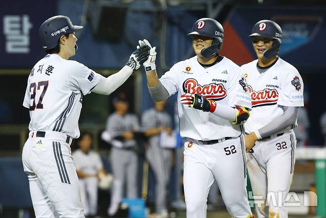 [서울=뉴시스] 전신 기자 = 11일 서울 송파구 잠실야구장에서 열린 2026 KBO 리그 한화 이글스와 두산 베어스의 경기에서 7회말 1사 1, 3루 두산 박준순 3점 홈런을 친 뒤 동료선수들과 함께 자축하고 있다. 2026.08.11. photo1006@newsis.com
