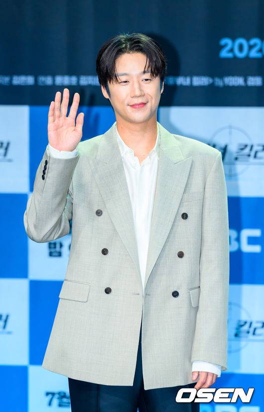 [OSEN=박준형 기자] 30일 오후 서울 상암동 MBC 골든마우스홀에서 MBC 금토드라마 ‘유부녀 킬러’ 제작발표회(감독 윤종호)가 진행됐다.‘유부녀 킬러’는 낮에는 사람을 처단하는 킬러, 밤에는 아이를 키우는 워킹맘의 이야기를 그린 웹툰을 원작으로 한 드라마로 이날 행사에는 공효진, 정준원, 이상이, 무진성, 최우성, 이은샘, 윤종호 감독이 참석했다.   배우 정준원이 포즈를 취하고 있다.  2026.07.30 / soul1014@osen.co.kr
