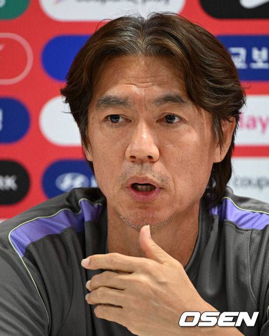 [OSEN=사포판(멕시코), 이대선 기자] 홍명보 감독이 이끄는 대한민국 축구국가대표팀이 26일(한국시각) 멕시코 과달라하라 인근 사포판의 치바스 베르데 바예에서 훈련을 진행했다.대한민국은 1승 2패(승점 3)로 조 3위에 머물렀다. 자력으로 32강에 오를 기회를 놓쳤고, 이제는 다른 조 경기 결과를 기다려야 하는 처지가 됐다.훈련에 앞서 대한민국 홍명보 감독이 인터뷰를 하고 있다. 2026.06.26 /sunday@osen.co.kr