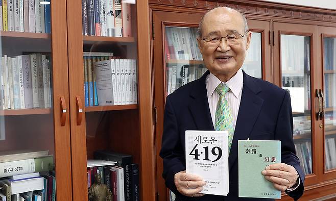 4·19혁명 과정을 처음 다룬 책으로 평가되는 ‘새로운 4·19’ 출간 30주년을 맞아 전면 개정판을 펴낸 3·1문화재단 이사장인 안동일 변호사가 지난달 31일 서울 종로구 유남빌딩에서 세계일보와 인터뷰를 하고 있다. 안 이사장은 “극단주의와 갈등이 팽배한 지금이야말로 4·19정신을 되새겨야 한다”고 강조했다. 남정탁 기자