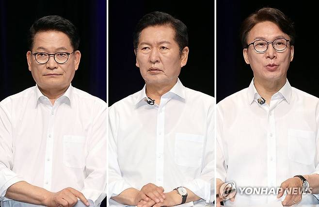 토론회 참석한 민주당 당 대표 후보들 (전남광주=연합뉴스) 민현기 기자 = 더불어민주당 당 대표 후보들이 10일 오후 전남광주 서구 KBC에서 열린 TV 토론회를 준비하고 있다. 왼쪽부터 송영길, 정청래, 김민석 후보. 2026.8.10 mhk0226@yna.co.kr