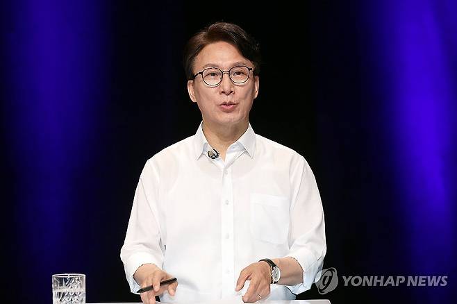 KBC 토론회 앞둔 김민석 당 대표 후보 (전남광주=연합뉴스) 민현기 기자 = 더불어민주당 김민석 당 대표 후보가 10일 오후 전남광주 서구 KBC에서 열린 TV 토론회를 준비하고 있다. 2026.8.10 mhk0226@yna.co.kr