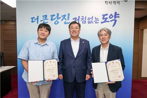 당진시, AX 정책특보 위촉 왼쪽부터 강호진 보좌관, 김기재 당진시장, 정상훈 보좌관 [당진시 제공. 재판매 및 DB 금지]