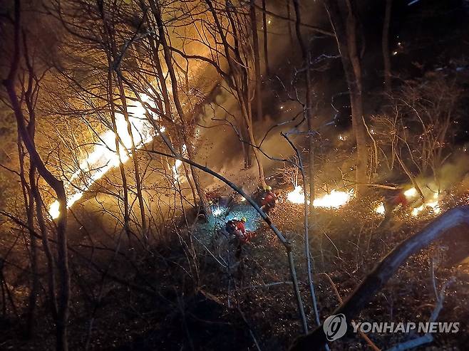 산림당국, 함양 산불 야간 진화 작업 (함양=연합뉴스) 산림당국이 23일 새벽 경남 함양군 마천면에서 산불 진화 작업을 하고 있다.
    이날 오전 5시 기준 진화율은 32％이며 현장은 산불 확산 대응 2단계와 국가소방동원령이 발령됐다. 2026.2.23 [산림청 제공. 재판매 및 DB 금지] image@yna.co.kr