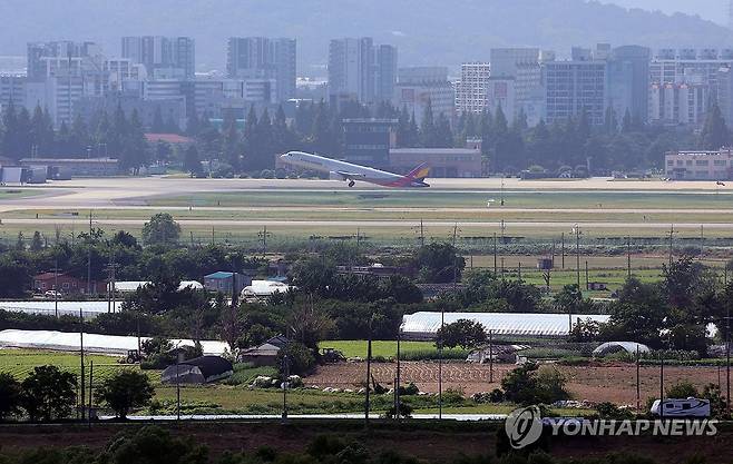 군 공항 일원 (전남광주=연합뉴스) 조남수 기자 = 반도체 클러스터 부지로 지정된 전남광주통합특별시 광산구 군 공항에서 여객기가 이륙하고 있다. [연합뉴스 자료사진] 2026.7.13 iso64@yna.co.kr