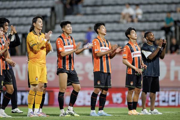 경남FC가 7일 창원축구센터에서 열린 대구FC와의 경기가 끝나고 나서 관중들에게 인사하고 있다. /경남FC
