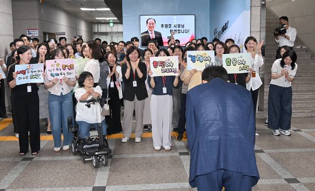 지난달 1일 열린 대구시장 취임식 후 대구시 동인청사로 온 추경호 대구시장이 직원에게 첫 인사를 하고 있다. 대구시 제공