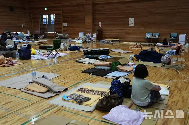 지난 2일 일본 규슈 구마모토현 우키시의 한 대피소에서 지진 피해 이재민들이 휴식을 취하고 있는 모습. /사진=뉴시스