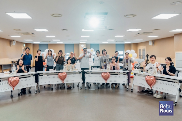 프로그램에 참여한 고위험 산모 가족과 해운대백병원·부산문화재단 등 관계자들이 기념촬영을 하고 있다. ⓒ부산문화재단