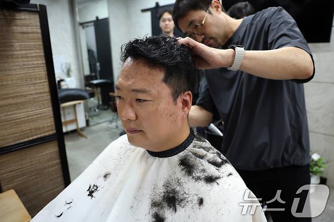 천하람 개혁신당 원내대표가 12일 오전 서울 여의도 국회 이발소에서 육군훈련소 입소를 위해 이발을 하고 있다. 천 원내대표는 군의 현장 상황을 알아보기위헤 신병 훈련을 자청, 이날부터 2박 3일간 논산훈련소에 입소한다. 2026.8.12 ⓒ 뉴스1 황기선 기자