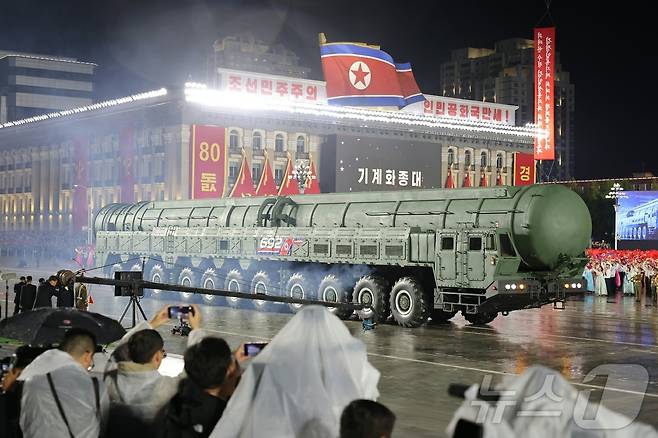 (평양 노동신문=뉴스1) = 북한 노동당 기관지 노동신문은 지난해 10월11일 당 창건 80주년 경축 열병식이 전날 김일성광장에서 성대히 거행됐다고 보도했다. 새 대륙간탄도미사일(ICBM) '화성-20형'이 이날 처음 공개됐다. [국내에서만 사용가능. 재배포 금지. DB 금지. For Use Only in the Republic of Korea. Redistribution Prohibited] rodongphoto@news1.kr