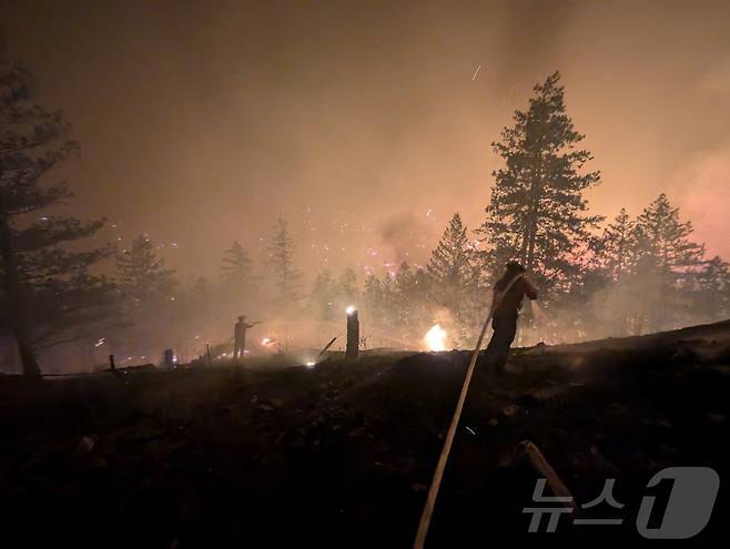 7일(현지시간) 캐나다 브리티시컬럼비아주 서머랜드 북서쪽에서 한 소방대가 볼드 산불을 진압하고 있다. 2026.08.07. ⓒ 로이터=뉴스1