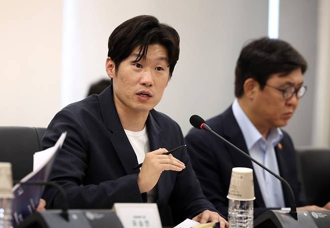 박지성 케이-축구 혁신위원회 공동위원장이 11일 서울시 종로구 국립현대미술관 사무동에서 열린 혁신위 6차 회의에서 발언하고 있다. 사진 | 문화체육관광부