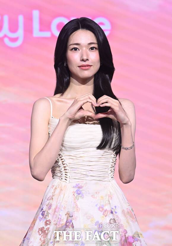 [더팩트ㅣ이새롬 기자] 배우 하영이 5일 서울 마포구 호텔 나루 서울 엠갤러리에서 열린 넷플릭스 시리즈 '이런 엿같은 사랑' 제작발표회에 참석해 포즈를 취하고 있다.