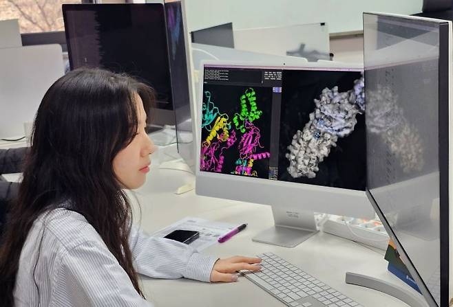 기사의 이해를 돕기 위한 자료 사진. 한 제약사 연구원이 AI 신약개발 시스템으로 통해 신약 후보 화합물질을 탐색하고 있다. 아시아경제DB