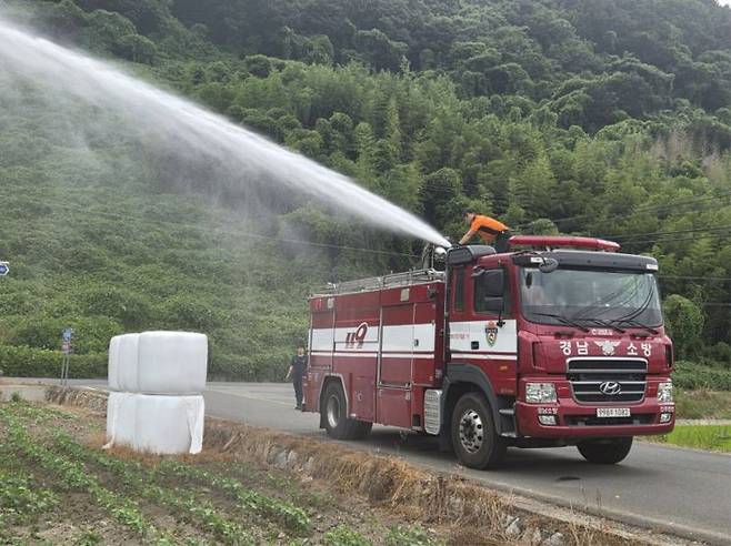 [사진 제공=진주시] 진주시가 국가소방동원령에 따라 12일 소방차량 20대를 진주지역에 배치하고, 강수량 부족으로 농업용수 확보에 어려움을 겪는 지역을 대상으로 농업용수 공급에 나섰다.