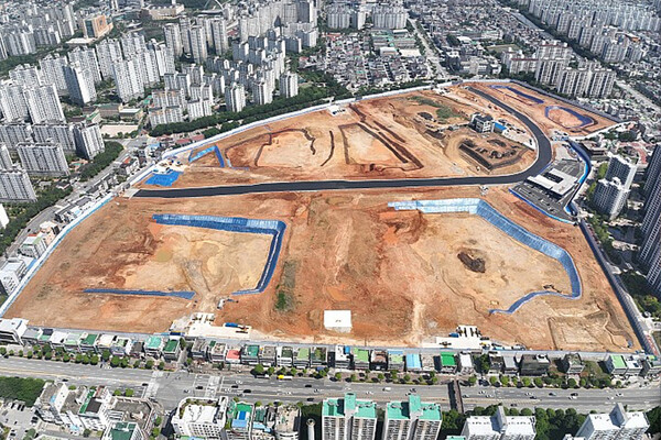 광주 최대 재개발 사업인 신가동 재개발 부지. 철거를 완료한지 1년이 넘었지만, 착공·분양을 진행하지 못하고 있다. 지난 5년간 공사비는 40% 이상 뛰었는데, 지방 분양가는 그만큼 오르지 못하면서 사업성이 크게 악화된 영향이다. [연합뉴스]