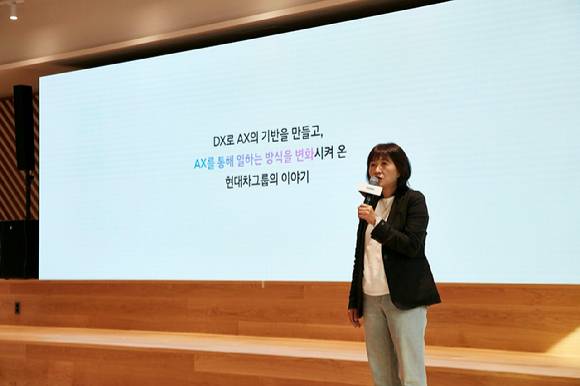 12일 양재 본사에서 열린 ‘현대차그룹 AX 성과 발표회(Beyond AI, Transforming the Way We Work)’에서 현대차·기아 ICT담당 진은숙 사장이 발표하는 모습 [사진=현대차그룹]