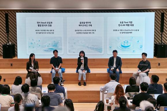 12일(수) 현대차그룹 AX 성과 발표회에서 (왼쪽부터) 현대차 제네시스고객경험팀 장영석 책임매니저, 현대차·기아 ICT담당 진은숙 사장, 정보보안2실 이상홍 상무, 웹프론트엔드개발팀 서창윤 책임매니저가 발표하는 모습 [사진=현대차]