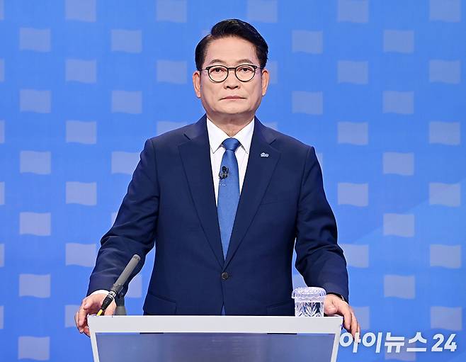 송영길 더불어민주당 당대표 후보가 12일 서울 목동 SBS에서 열린 당대표 후보자 토론회를 준비하고 있다. [사진=곽영래 기자]