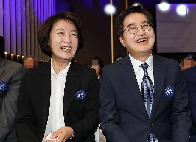 지난 6월 25일 당시 김동연 경기도지사와 추미애 경기도지사 당선인이 수원컨벤션센터에서 열린 6.25 전쟁 제76주년 기념식에서 대화하며 파안대소하고 있다. [뉴스1]